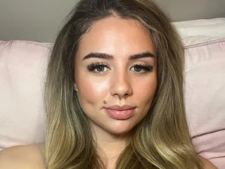 PrincessMiaMaeUK webcam livesex profile in blond-hair cams