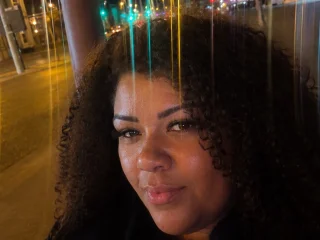 CurvySiennaxx Deepthroat webcam from United Kingdom